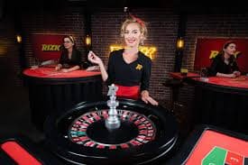 Pemain menggunakan platform untuk akses berbagai jenis virtual entertainment yang interaktif